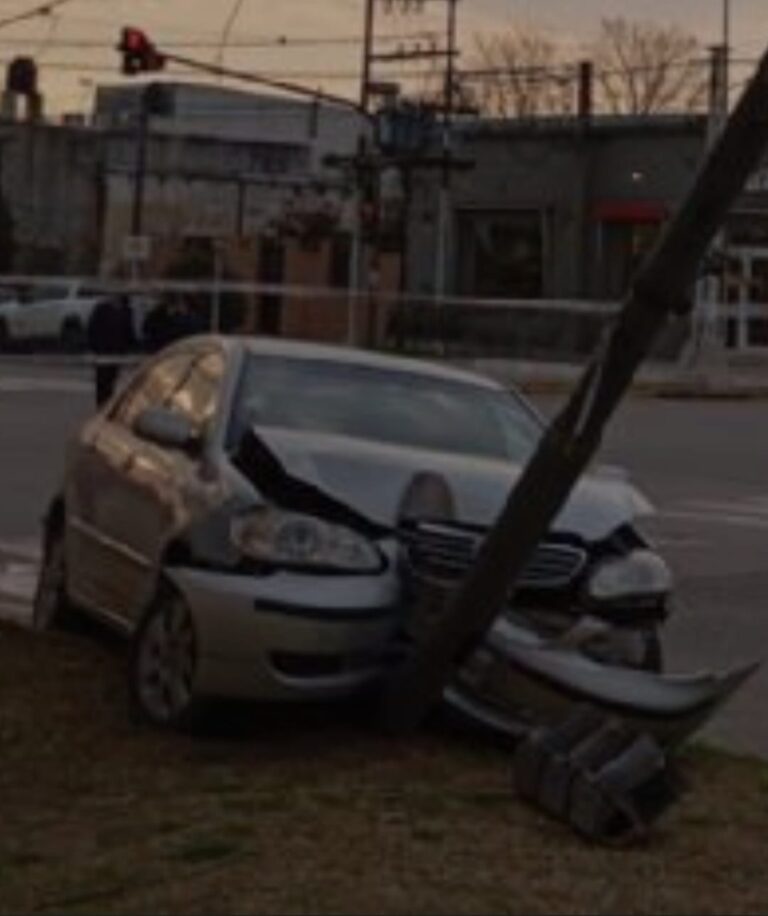 El sábado auto choca contra semáforo en 29 y 40