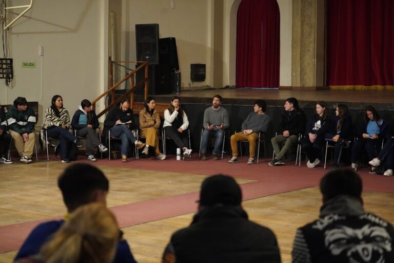 Reunión con estudiantes de distintas escuelas por intercolegiales
