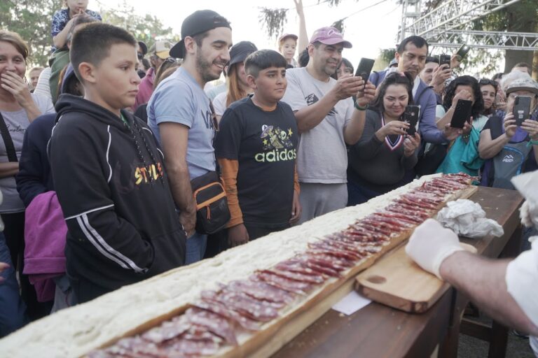 ¡Sí! Mercedes tiene el sándwich de salame más grande del país