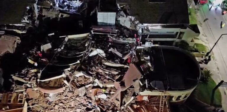 Se derrumbó el edificio de un hotel en Villa Gesell: los bomberos intentan rescatar a las personas atrapadas