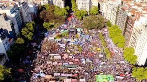 Docentes y estudiantes marcharon al Congreso para pedirle a Milei que “promulgue” la Ley de Financiamiento Educativo