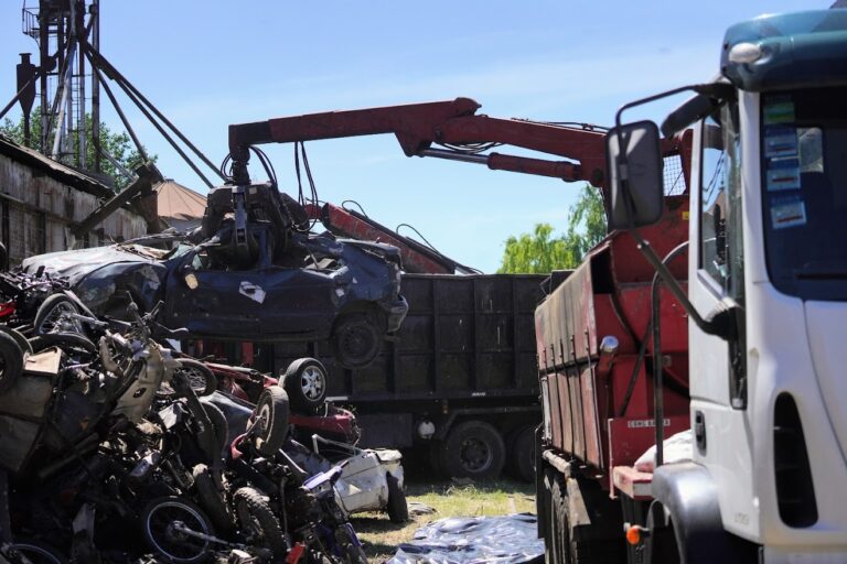 Municipio realizó una nueva compactación de autos, motos y chatarras