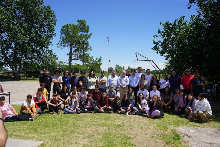 Instalan sistema fotovoltaico en el CEPT, en trabajo solidario de la empresa Siemens