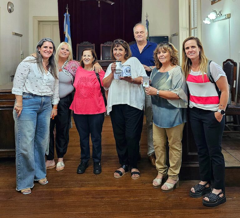 Reconocimiento a la trayectoria: homenaje a dos agentes judiciales por 30 años de servicio