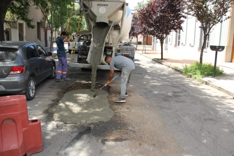 Realizan bacheo integral sobre calle 25