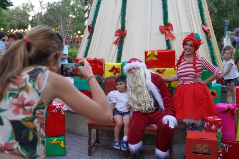Papá Noel recibió la visita de cientos de niños
