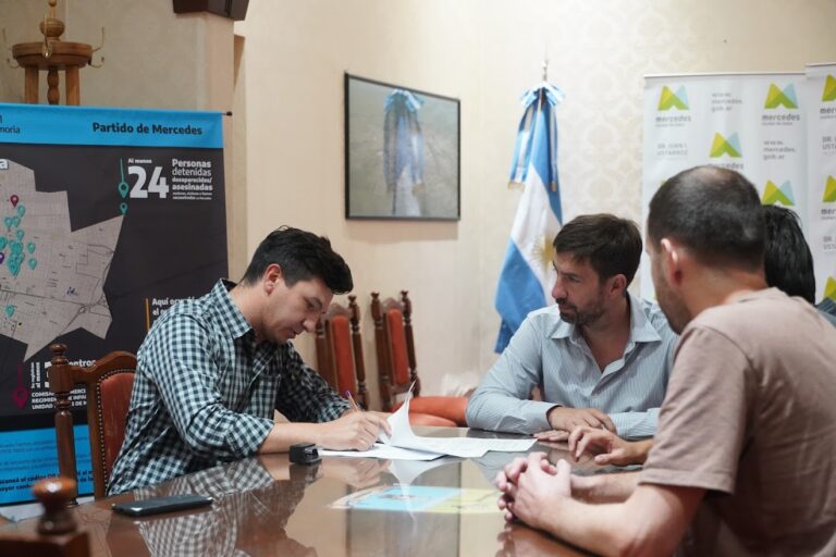 Firman la realización de obras eléctricas en el barrio Calabria
