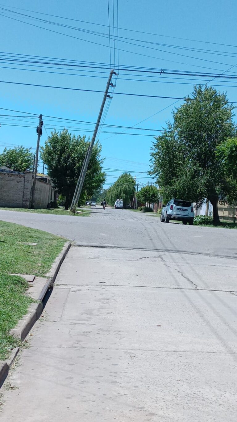 Vecinos de la calle 110 entre 11 y 9 bis reclaman por poste de Eden