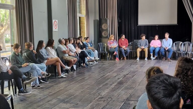 Encuentro con jóvenes estudiantes por otro año solidario