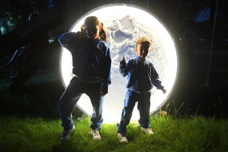 Arte, cultura, charlas y naturaleza en la “Caminata bajo la luna”