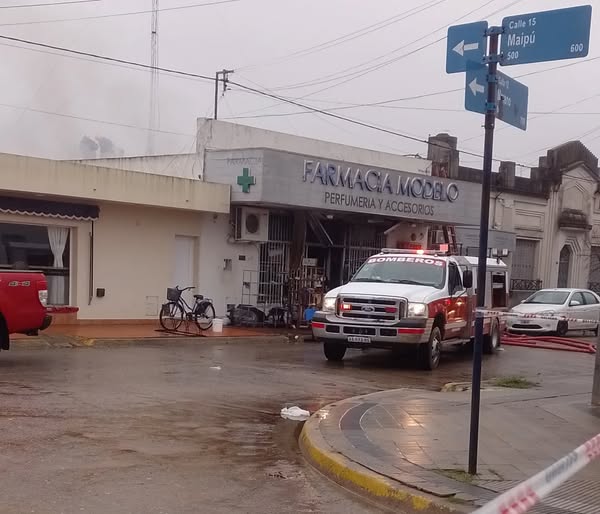 Incendio en una farmacia de San Andrés de Giles deja el saldo de una mujer muerta y heridos