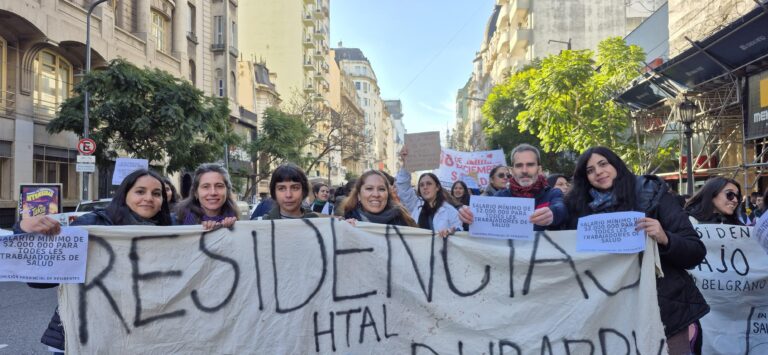 Residentes del Hospital Blas L. Dubarry participaron de la movilización en defensa del Hospital Garrahan y la salud pública