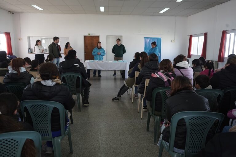 Cuidado de la salud y entregade anteojos a estudiantes