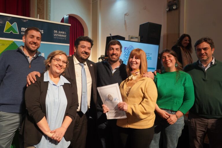 En un emotivo acto, más de 300 vecinos recibieron las escrituras de su propiedad