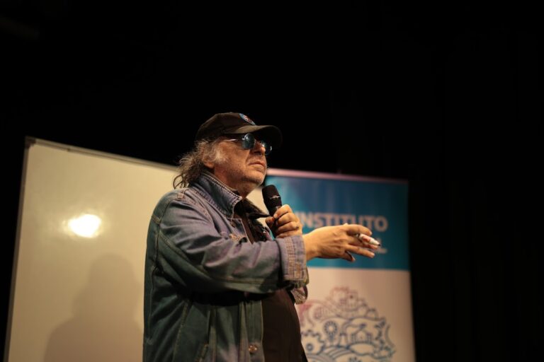 Pedro Saborido colmó de risas y reflexiones La Trocha