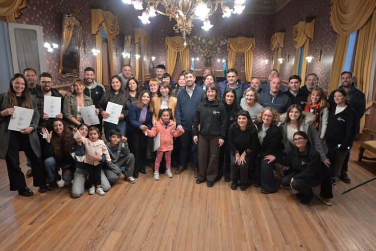Más viviendas: Ustarroz y Batakis entregaron casas a familias mercedinas