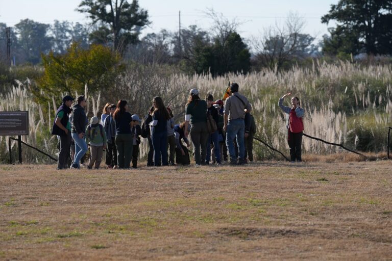 Una caminata nocturna invita a conectar con la naturaleza en la Reserva Arroyo Balta