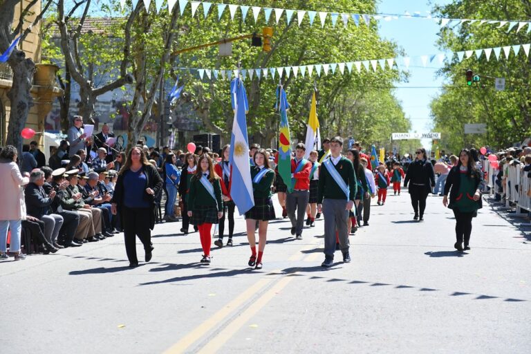 Desfile por Catedral: la ciudad se viste de fiesta este sábado 27