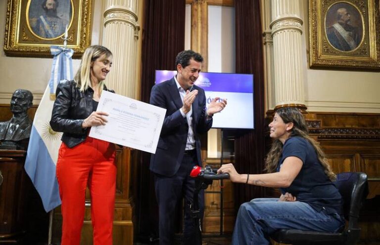 Romina Fernández la atleta paralímpica fue distinguida en el Senado