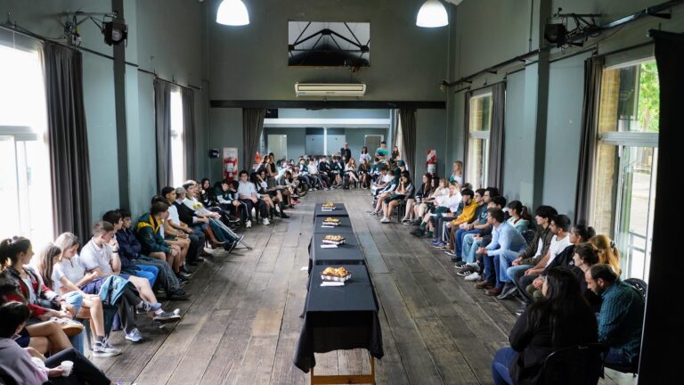 Encuentro con estudiantes que realizan prácticas laborales