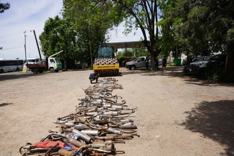 Destruyen más de 200 escapes de motos secuestrados