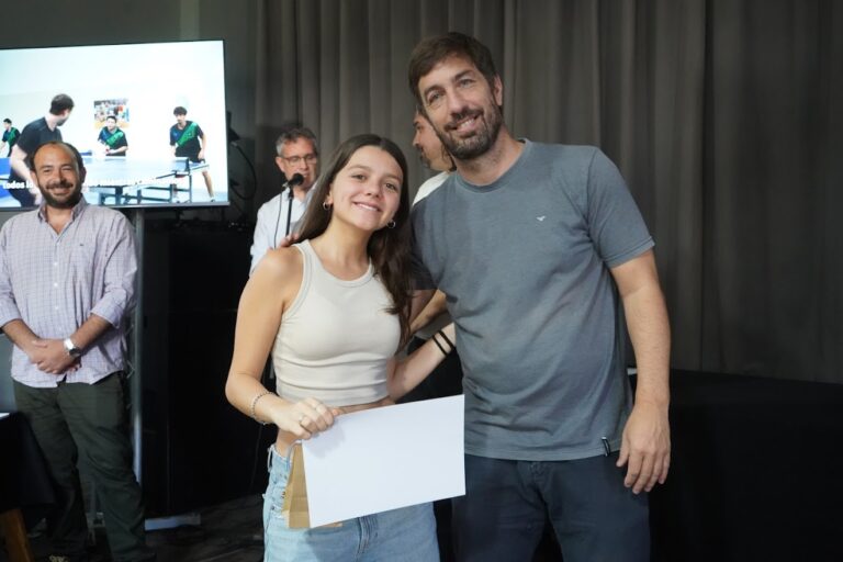 Reconocen a estudiantes secundarios por sus logros educativos 
