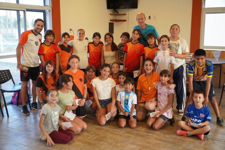 El semillero del Club Holanda y un encuentro de selección: «Juana» Cangaro inspiró a las futuras futbolistas