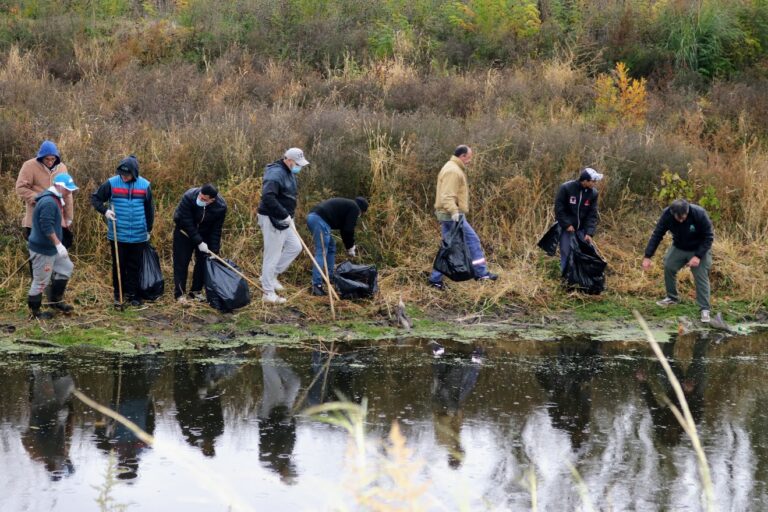 Más de 150 voluntarios en una masiva jornada de limpieza en el Río Luján