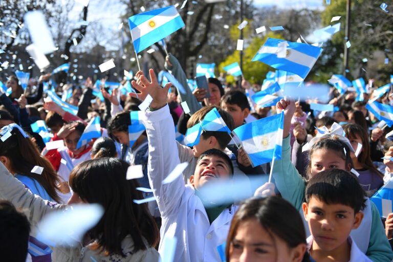 Multitudinaria promesa a la bandera de estudiantes