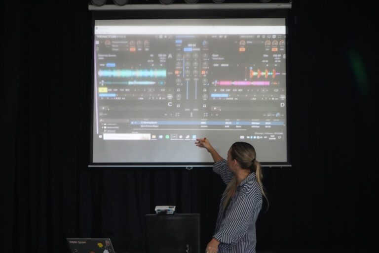 Finalizó el taller de DJ en La Trocha: una invitación a dar los primeros pasos en la música.