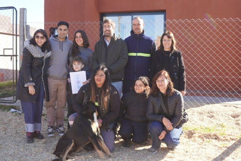 El ciclo “Música por la Identidad” sumó una nueva fecha con destacadas presentaciones de Inti, Black Cachivache y La Desgracia de la Tola. Además, el comedor comunitario Negrito Manuel de Agote estuvo a cargo de la cantina para recaudar fondos destinados a fortalecer su labor social.   Jimena Rivas, directora de cultura, agradeció una vez más a las bandas, a quienes participaron solidariamente y especialmente al público presente que sigue apoyando los ciclos de nuestra ciudad.   La noche del viernes volvió a demostrar por qué “Rock en el Galpón” es uno de los ciclos culturales más esperados y consolidados de la ciudad. En el marco de “Música por la Identidad”, el espacio de La Trocha recibió a músicos y público en una nueva jornada que combinó arte, encuentro comunitario y solidaridad.   En esta oportunidad, el comedor comunitario “Negrito Manuel” de Agote fue la institución invitada para gestionar la cantina y recaudar fondos. El espacio, integrante de la Red de Comedores de la ciudad de Mercedes y encabezado por Liliana Arrieta, trabaja diariamente para acompañar a numerosas familias y busca continuar mejorando sus condiciones edilicias para fortalecer una tarea social que no se detiene.   La apertura estuvo a cargo de Inti, quien presentó una propuesta diferente y personal. Con guitarra, micrófono y pistas especialmente elaboradas, el artista interpretó principalmente covers de rock nacional, explorando distintos recursos sonoros a lo largo de su presentación. Con valentía y convicción, mostró su proyecto ante el público y destacó la importancia de contar con escenarios como La Trocha para seguir creciendo como músico.   Luego llegó el turno de Black Cachivache, banda de rock duro que atraviesa un momento especial al celebrar sus diez años de trayectoria. El grupo, que dejó atrás su histórica formación de trío para convertirse en quinteto, ofreció un intenso set de una hora en el que desplegó diferentes climas musicales sin perder la esencia pesada que caracteriza su sonido. La formación está integrada por Geremías Rodríguez, Agustín Bianchi, Franco Villafañe, Javier Rodeja y Fabricio Acuña.   El cierre estuvo en manos de La Desgracia de la Tola, trío de rock-pop integrado por Juan Aguilera, Guido Viglioglia y Javi Araujo. Con el acompañamiento del público fiel que sigue cada fecha del ciclo, la banda brindó un show cargado de energía y canciones que encontraron rápida conexión con los presentes. Provenientes de la zona de El Palomar, destacaron su vínculo con Mercedes, ciudad donde uno de sus integrantes reside desde la pandemia, y agradecieron especialmente la posibilidad de presentarse ante el público local.   Con casi una década de historia, “Rock en el Galpón” se ha convertido en un clásico de la agenda cultural mercedina. El ciclo nació del trabajo conjunto entre la Dirección de Cultura y las propias bandas, que impulsaron la creación de un espacio permanente para difundir su arte y fortalecer la escena musical local. Hoy, lejos de perder vigencia, continúa creciendo y consolidándose como un escenario de referencia al que cada vez más artistas desean llegar.   El trabajo sostenido de la Dirección de Cultura impulsa propuestas para todos los géneros musicales, generando oportunidades para artistas de distintas expresiones y respondiendo a las necesidades de una comunidad cultural cada vez más diversa.   El éxito de esta nueva edición volvió a reflejar el esfuerzo de trabajadores, músicos, técnicos, instituciones y colaboradores que hacen posible cada encuentro. Y la historia continúa: ya se anuncian nuevas fechas para los próximos meses, con la expectativa de seguir convocando a un público que, edición tras edición, acompaña y hace suyo este espacio de encuentro, identidad y música.