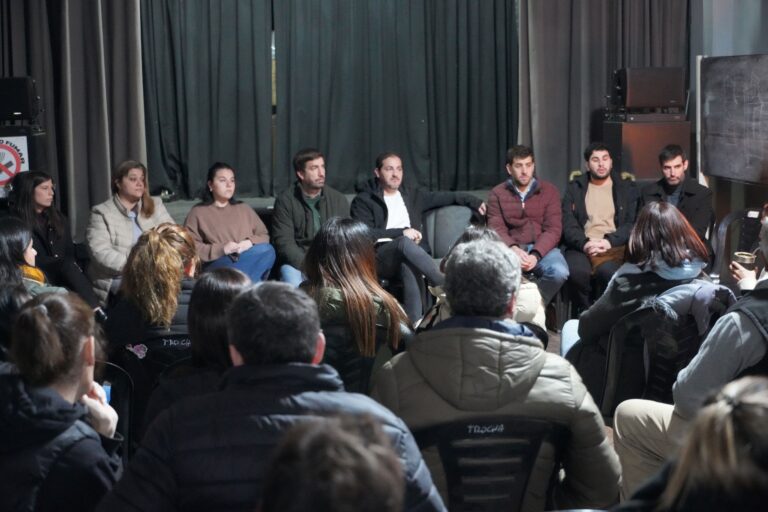El municipio y padres de estudiantes secundarios se reunieron «Por una primavera segura»