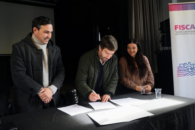 Municipio firmó un convenio clave con el IPAC para fortalecer el trabajo de las cooperativas locales
