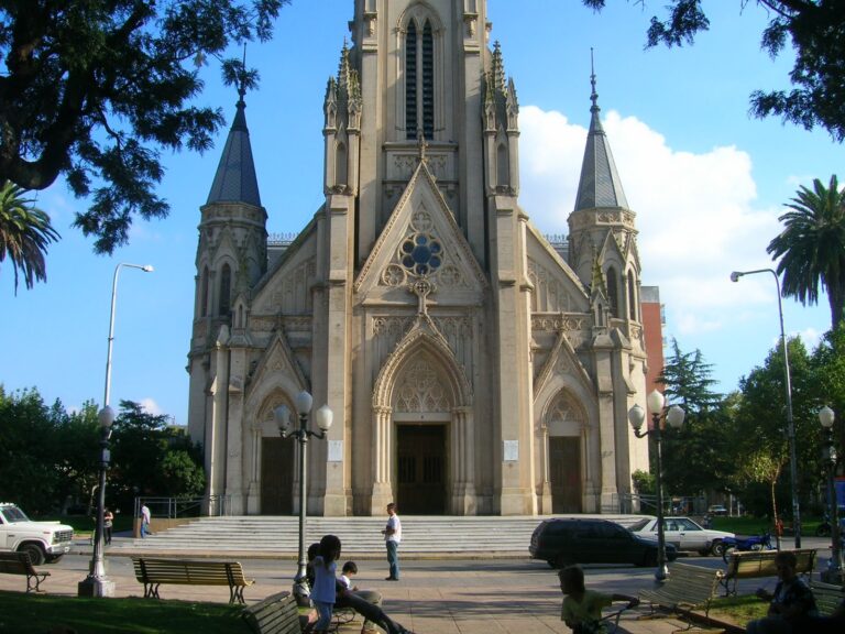 Desfile de modas a beneficio: la comunidad se moviliza para restaurar la Iglesia Catedral de Mercedes