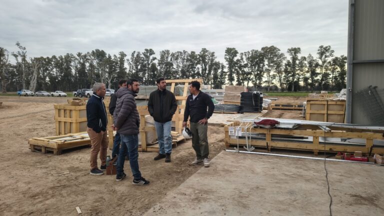 Continúan mejorando los caminos rurales, para el empleo y la producción