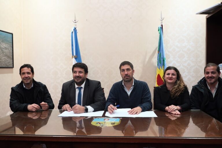 Ustarroz y Mena sellaron un convenio de cooperación con los talleres de la Unidad N° 5